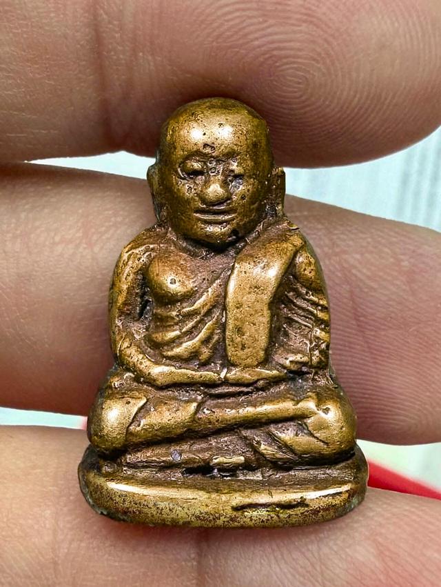 หลวงพ่อเงินพิมพ์นิยมราคาแบ่งปัน 3,500 บาทครับ