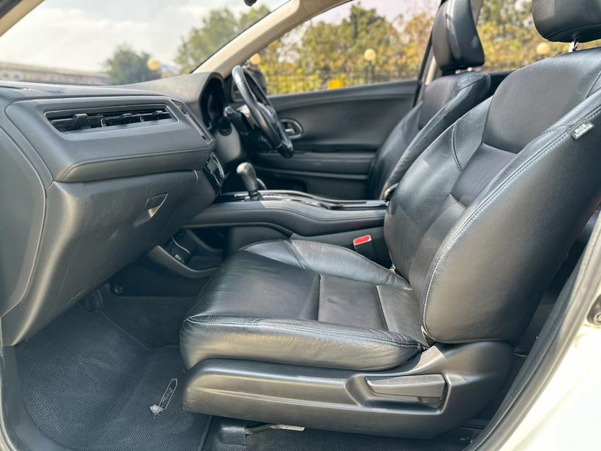 #HONDA HRV 1.8EL SUNRUFF TOP ปี2016 สีขาว เกียร์ออโต้ เครื่องเบนซิน  ราคา 409,000บาท 🌟ออกรถ5,000บาท🌟 ผ่อนนาน  84งวด  ผ่อน 8,008/72งวด  -ภายในเบาะหนั รูปที่ 11