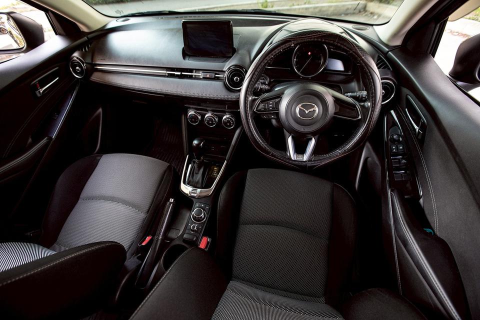 Mazda2 1.3 HighConnect Sport ปี 2017 สีน้ำตาล มือเดียวป้ายแดง 14