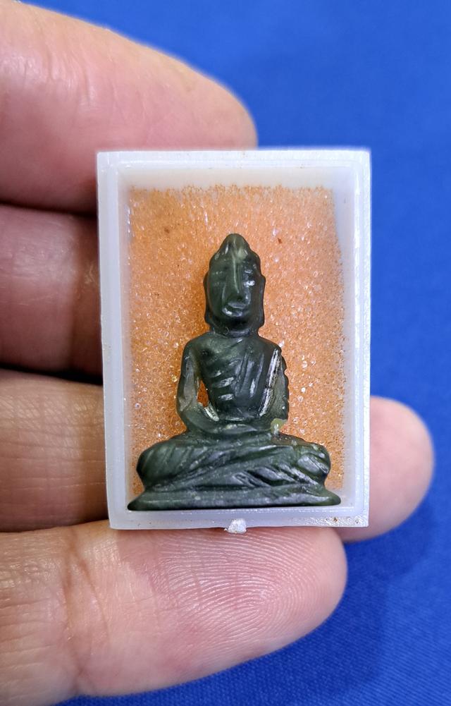 พระหยกกาโม่ยุคแรก หลวงพ่อวิริยังค์ วัดธรรมมงคล ปี2536#แกะจากหยกส่วนที่เหลือจากการสร้างหลวงพ่อหยกองค์ใหญ่"