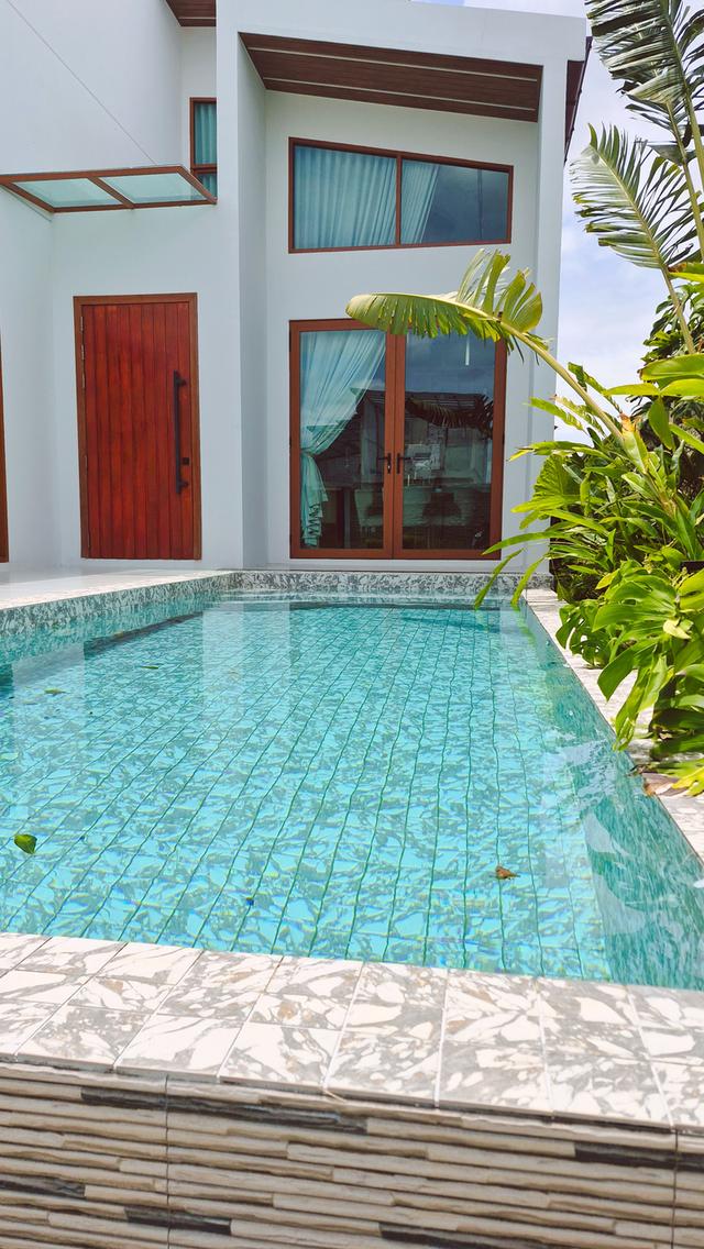 Luxurious corner house on the front plot, the largest of 8 houses at 118 sq.wa., near 2 golf courses, fully furnished, move-in ready. 2