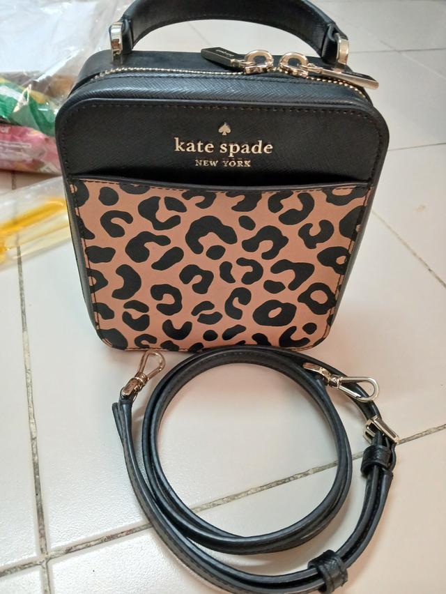 กระเป๋าแบรนด์ Kate Spade รุ่น Daisy Graphic Leopard Vanity Crossbody