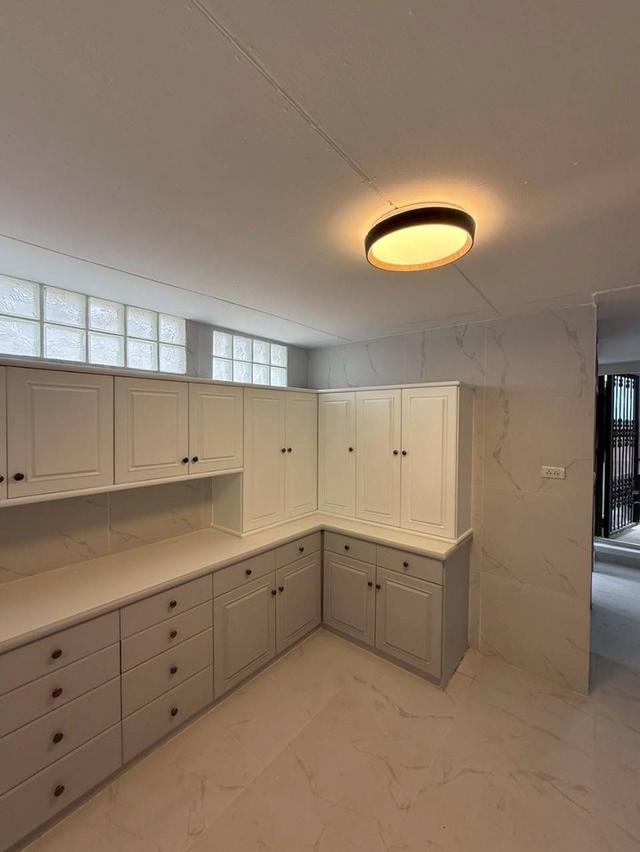 บ้านให้เช่า143ตรว.ถ.รามคำแหง60เข้าทางรามคำแหง68และกรุงเทพกรีฑา7สามารถจดในนามบริษัทได้ จอดรถได้หลายคัน ถนนหน้าบ้านกว้าง เดินทางสะดวก ว่างพร้อมเข้าอยู่ 5