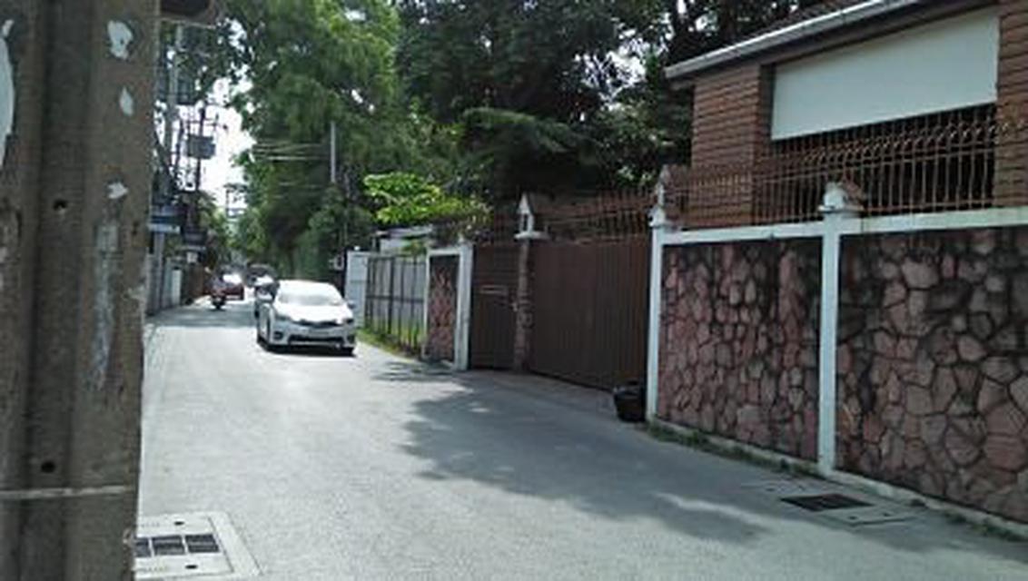vacant land for sale Small plot suitable for making a single house, Phra Khanong, at the beginning of Soi 5