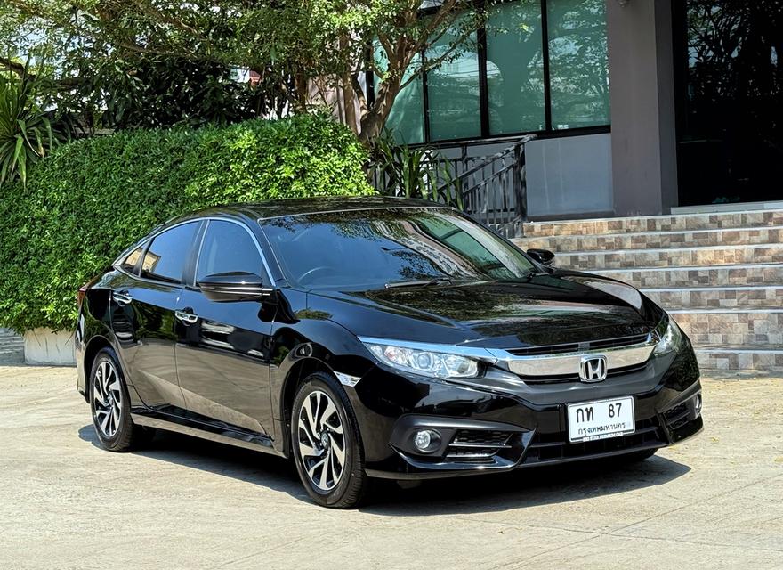 2017 HONDA CIVIC FC 1.8 EL รถมือเดียวออกป้ายแดง รถวิ่งน้อย เข้าศูนย์ทุกระยะ ไม่เคยมีอุบัติเหตุครับ