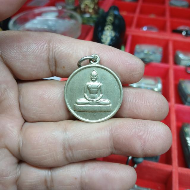 เหรียญพระธรรมกาย เนื้ออัลปาก้า พิธีหล่อพระธรรมกายประจำตัว ประดิษฐาน ณ ธรรมกายเจดีย์ วัดพระธรรมกาย ที่ระลึกในงานวิสาขพุทธบูชา ปี 2539 รูปย่อยที่ 4