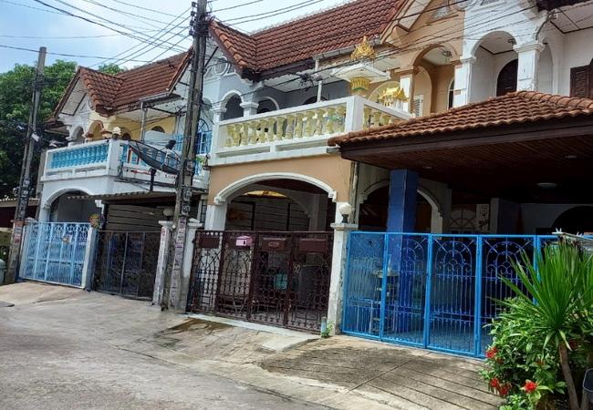 ขายทาวน์เฮ้าส์ หมู่บ้านเสนาวิลล่า 3 ซอยคู้บอน 27 เนื้อที่ 18 ตร.ว. 2 นอน 2 น้ำ 2