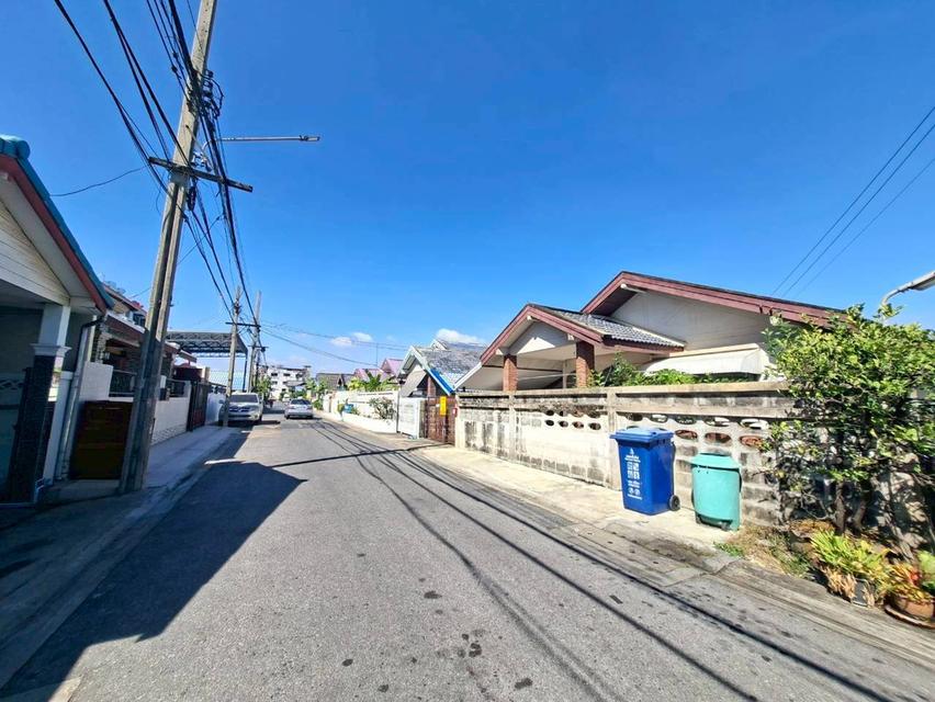 ขายบ้านเดี่ยวชั้นเดียว ชุมชนพัฒนา52 ซอยพหลโยธิน52 ตรงข้ามตลาดยิ่งเจริญ ใกล้รถไฟฟ้าBTSสถานีสะพานใหม่ 2