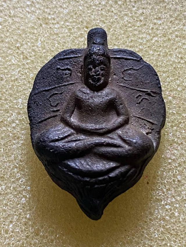 พระใบโพธิ์เล็ก ท่านพ่อลี วัดอโศการาม ปี2500 เนื้อดินเผาสีโทนน้ำตาลดำติดไหสวยๆ