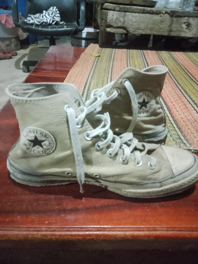 รองเท้าคอนเวิสของต๊ะ วงฟลอย