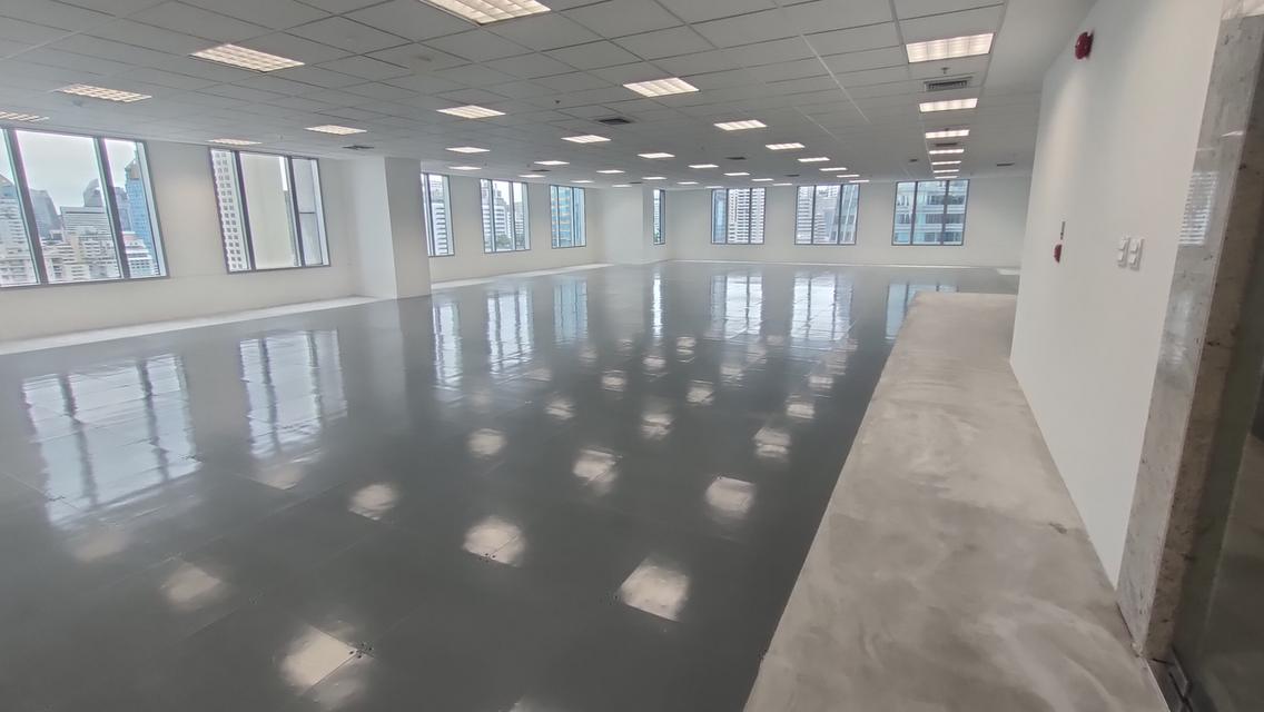 Reinstatement demolition contractor responsible for dismantling office spaces in order to return the premises to the landlord / รับรื้อถอนสำนักงาน  17