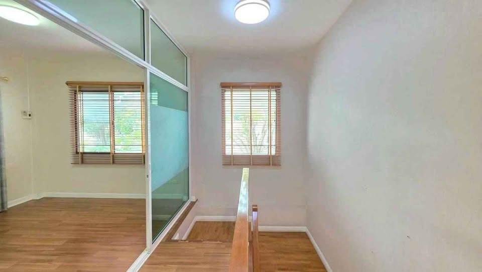 ขาย / เช่า บ้านเดี่ยว 2ชั้น หมู่บ้านมัณฑนา เลค วัชรพล ตัวบ้านอยู่โซนทะเลสาบ 11