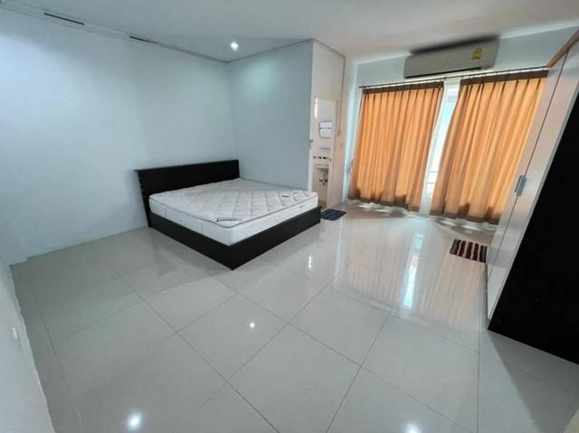 ให้เช่า ทาวน์โฮม 3 ชั้น รีโนเวทใหม่ หมู่บ้านสัมมากร ซอยรามคำแหง110 มีห้างแมคโครและตลาดสดอยู่หน้าหมู่บ้าน ใกล้รถไฟฟ้าสายสีส้ม 8