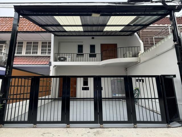 ขายทาวน์เฮ้าส์รีโนเวทใหม่ 2 ชั้น ซอยสุขุมวิท 16 แยกอโศก ใจกลางเมือง เดินทางสะดวก ใกล้ BTS อโศก และ MRT สุขุมวิท 1