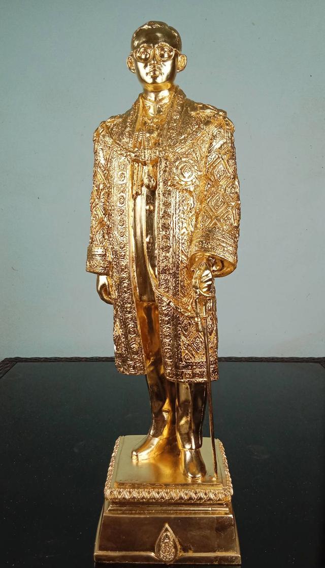 721.พระบรมรูปหล่อในหลวงรัชกาลที่ 9 พระบาทสมเด็จพระปรมินทรมหาภูมิพลอดุลยเดช (ทอง)