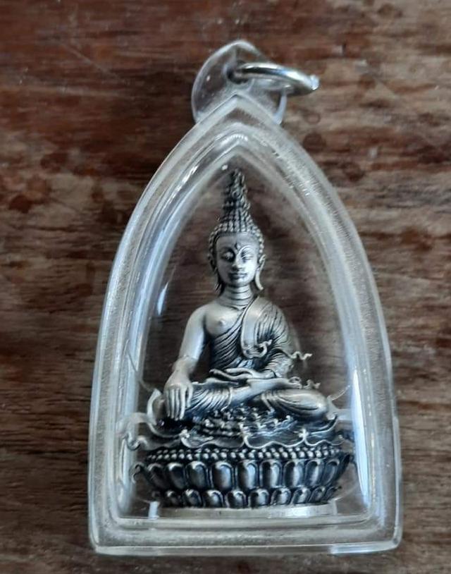 พระพุทธเลี่ยมเก่าเนื้อเงิน