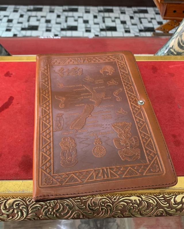 ปกหนังสือ หนังแกะสลักงานออสเตรเลีย