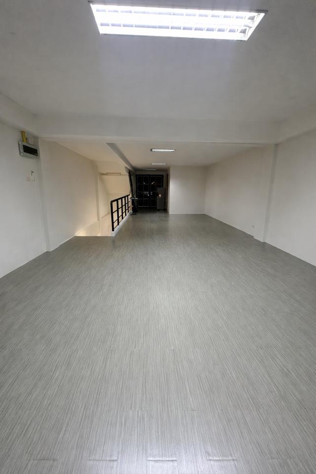 ขายอาคารพาณิชย์ 4 ชั้น ทำเลทอง รัชดา–ลาดพร้าว เหมาะสำหรับค้าขาย หรือทำออฟฟิศดีมาก อาคารอยู่ริมถนน พร้อมพื้นที่จอดรถเข้า-ออกสะดวก 4