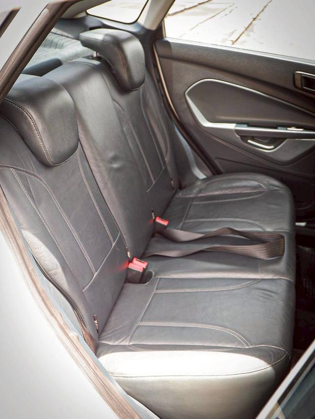 FORD FIESTA 1.6 SPORT โฉม 4Dr เกียร์ Auto สีขาว ปี2010 16