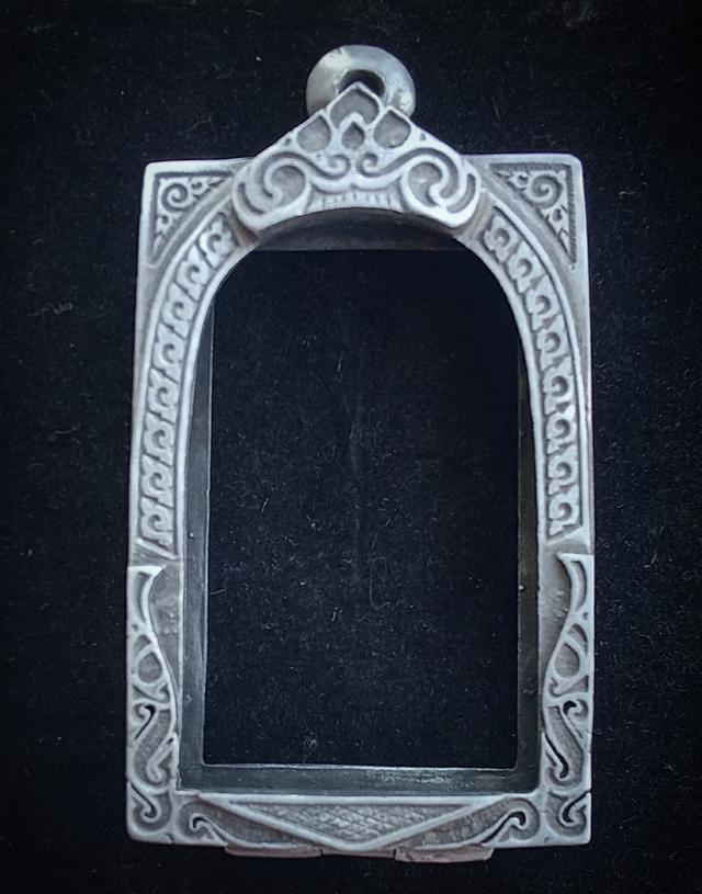 ตลับใส่พระสมเด็จ ลวดลายไทย