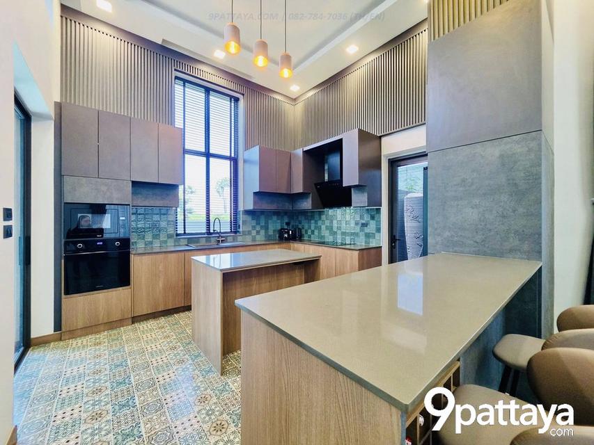 Mabprachan Pool Villa – บ้านหรูติดธรรมชาติ ใกล้อ่างมาบประชัน | Luxury Pool Villa Near Mabprachan Lake  3 ห้องนอน | 4 ห้องน้ำ • ห้องนั่งเล่น เพดานสูง 10