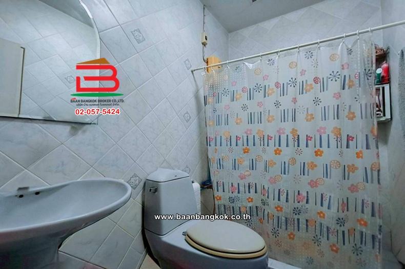 ทาวน์เฮาส์ เนื้อที่ 37 ตร.ว. หมู่บ้านดิเอมเมอรัลด์พาร์ค 2 (ซอยสุขา 2) ถนนรัตนาธิเบศร์ ตำบลพิมลราช อำเภอบางบัวทอง นนทบุรี 14