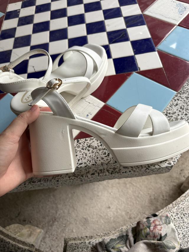 รองเท้าส้นสูงสีขาวส้นตึก รูปที่ 5