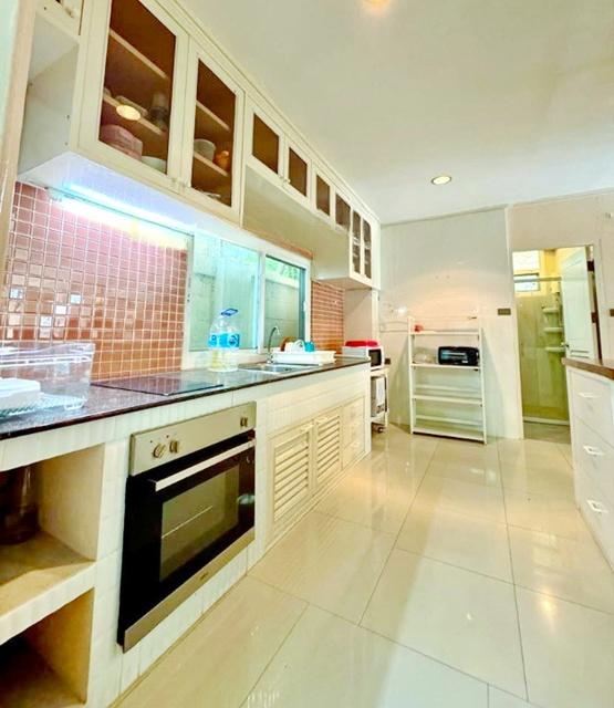 BTSทองหล่อ 2.49กม MRTเพชรบุรี 2.16กม. รักสัตว์ บ้านเดี่ยว 2 ชั้น 4 นอน 3 น้ำ ศูนย์วิจัย 50 ตร.ว..บ้านเดี่ยวสุดหรู BTSเอก 7