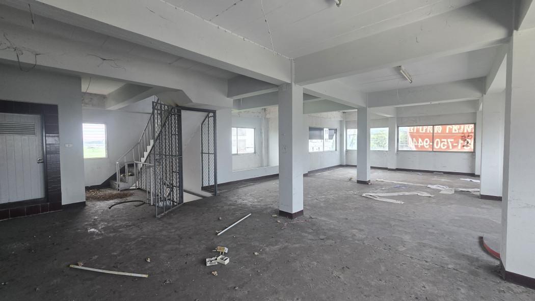 ขายถูก อาคารพาณิชย์ 4.5ชั้น 3คูหา ติดถนนร่มเกล้า 400 ตรม 50 ตรว 6