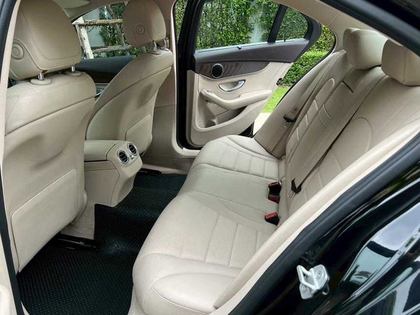Mercedes-Benz C350e Exclusive Sedan 10
