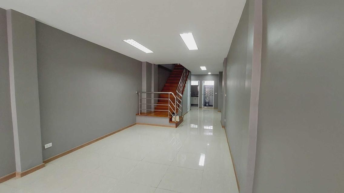 ขายอาคารพาณิชย์ 3.5 ชั้น ปรีดีพนมยงค์ (N.733) 4