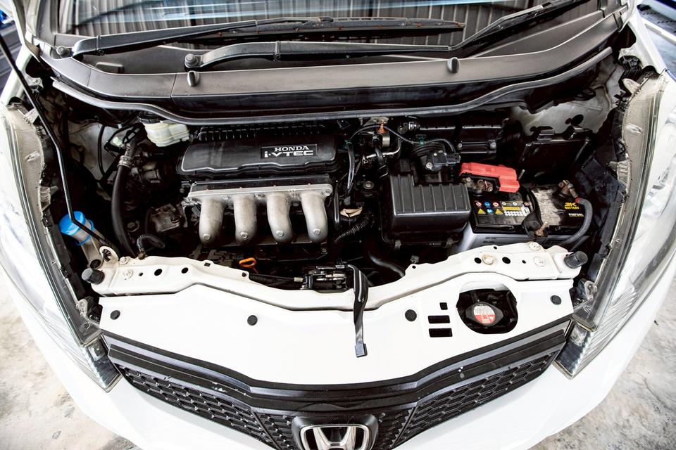 Honda Jazz 1.5 V ปี 2013 AT สีขาว สวยสภาพดี 11