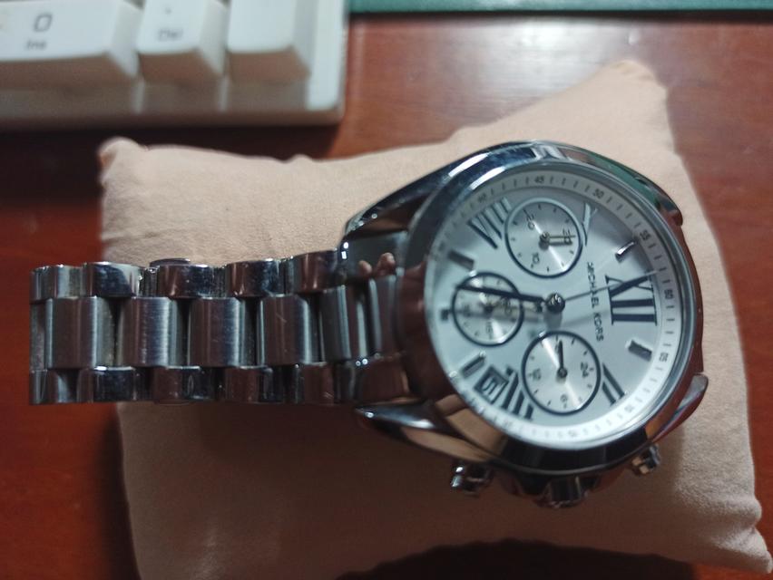 นาฬิกา MICHAEL KORS รุ่น MK6174 Bradshaw Chronograph Quartz สีเงิน สภาพ 90 เปอร์เซ็นต์ สนใจติดต่อTel 0962641384 ภูมิ  5
