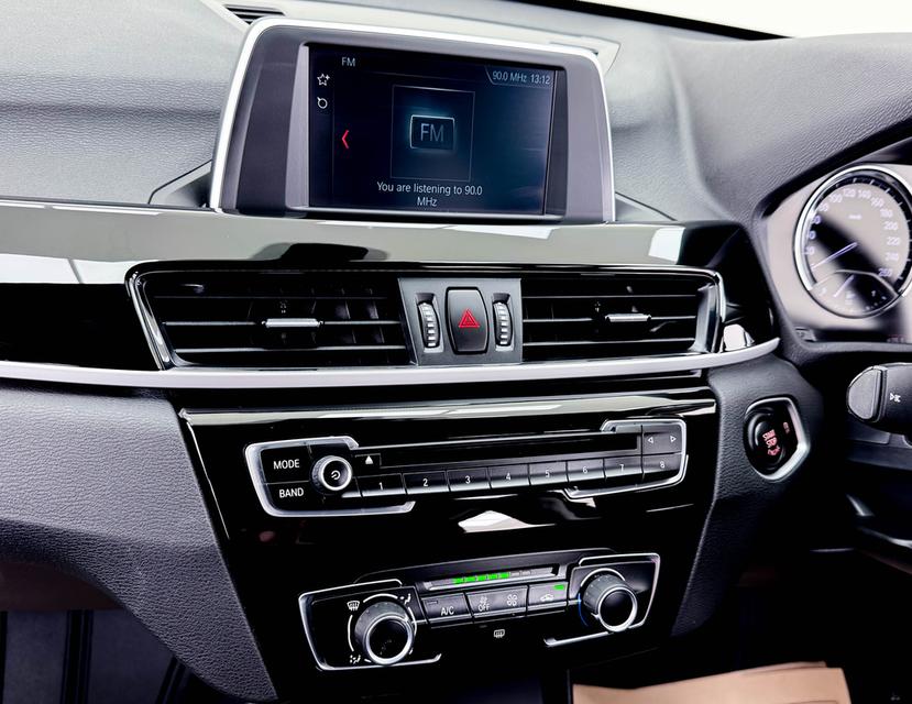 BMW X1 1.5 sDrive18i ICONIC F48 ปี2020 สีขาว รูปที่ 11