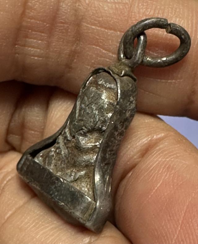 พระปิดตาเนื้อชิน เลี่ยมจับขอบเงิน เก่าๆไม่ทราบที่ 4