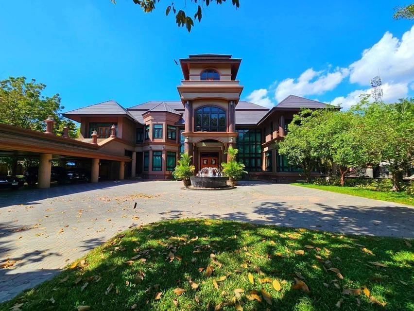 Luxury home For Sale A luxurious mansion in downtown Sriracha. 3