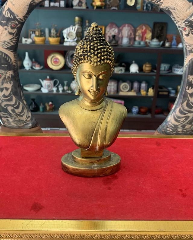 พระพุทธรูปครึ่งองค์ งานเรซิน