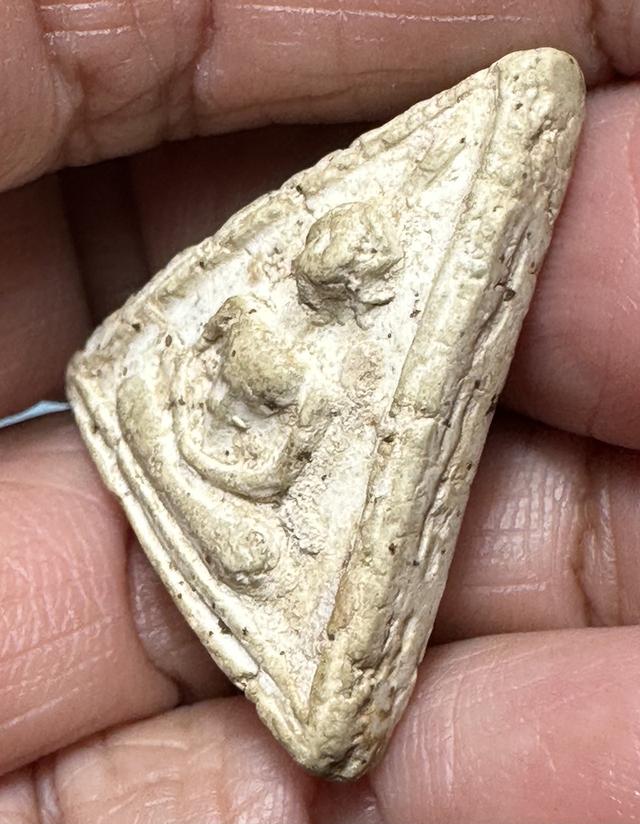 พระสมเด็จกรุเจดีย์เล็ก ว้ดใหม่อมตรส บางขุนพรมพิมพ์สามเหลี่ยมหน้าหมอน รูปย่อยที่ 4