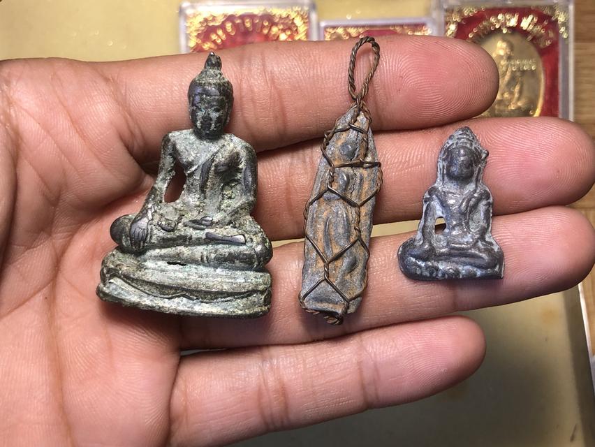 ยกชุดพระเนื้อชินลึกลับไม่ทราบที่สามองค์ 200รวมส่งครับ🙏🏻🥰