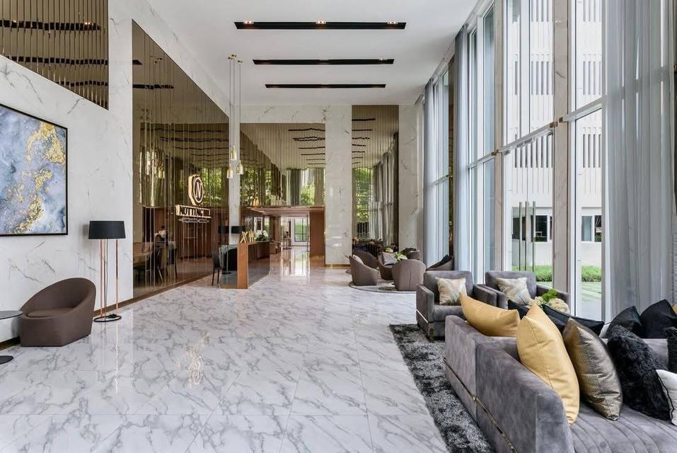 Notting Hill Condo Sriracha 17