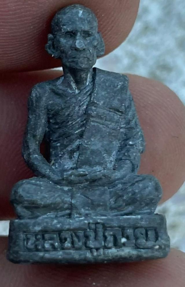 พระรูปหล่อนั่งเต็มองค์หลวงพ่อกวย ปี33