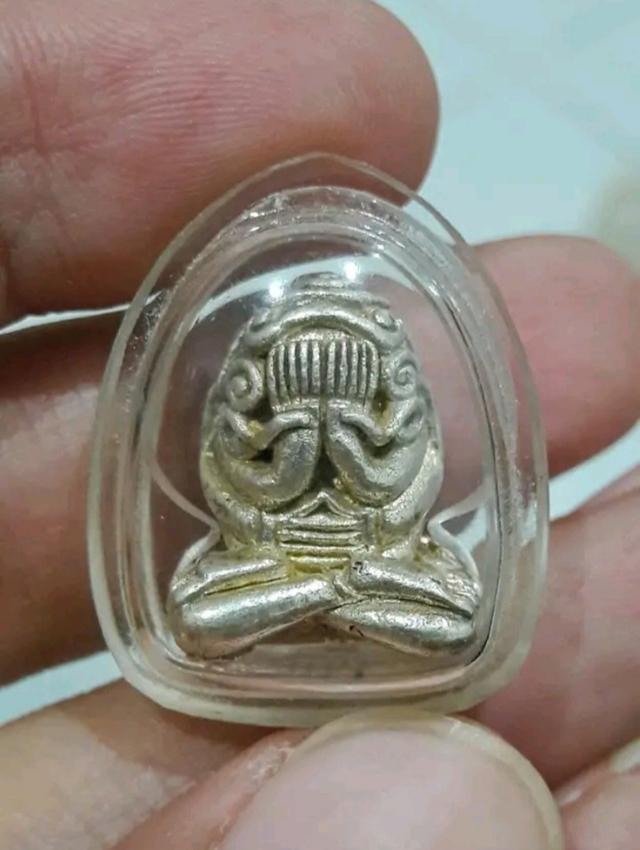 พระปิดตาเนื้อเงินเลี่ยมเก่า