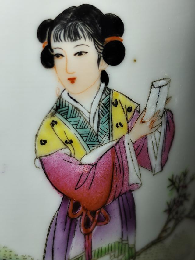 แจกันกระเบื้องเคลือบกังไส (Chinese Porcelain Vase) ซึ่งเป็นงานศิลปะที่มีลักษณะเด่นแบบจีน โดยเฉพาะงานในกลุ่ม เบญจรงค์จีนหรือแฟมิลโรส (Famille Rose) รูปที่ 5