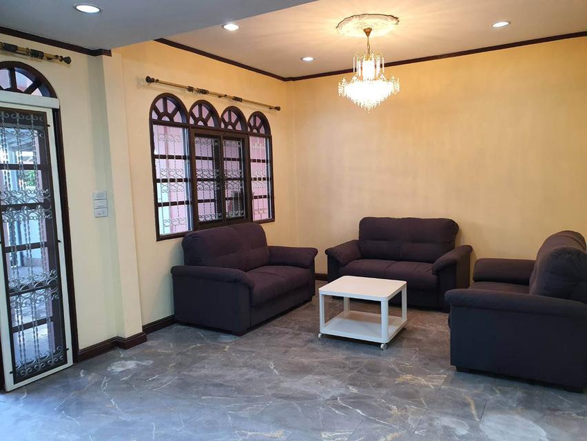 ให้เช่าทาวน์เฮ้าส์ 2 ชั้นครึ่ง หมู่บ้านพรไพลิน ลาดพร้าว 41/1 กทม. ใกล้สถานีรถไฟฟ้า MRT สถานีลาดพร้าว ห่างประมาณ 1 ก.ม.(ประมาณ 4 ป้ายรถเมล์) หน้าปากซอย 11