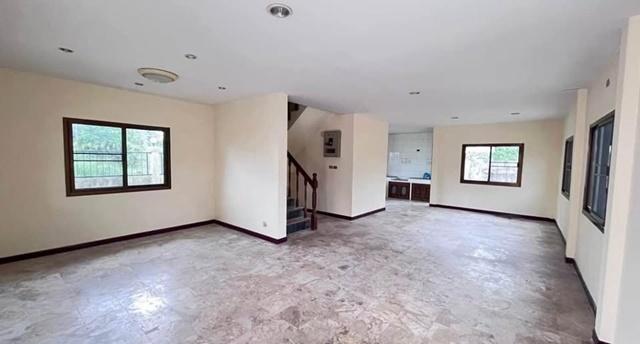 เดอะโฟร์ท สาย4 1.7 กม. ตลาดธนบุรี สนามหลวง2 2.7 กม. ม.กรุงเทพธนบุรี 1.2 กม. บ้าน 2 ชั้น 70ตร.วา. 280ตร.ม. 3 นอน 2 น้ำ พร 4