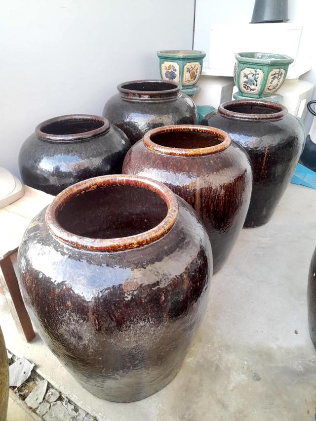 โอ่งเสี้ยนตาล โอ่งดินเผาน้ำเคลือบโบราณ ลายเสี้ยนตาล สีดำมันปู