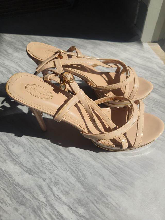 รองเท้าส้นสูง มือสอง รูปที่ 3