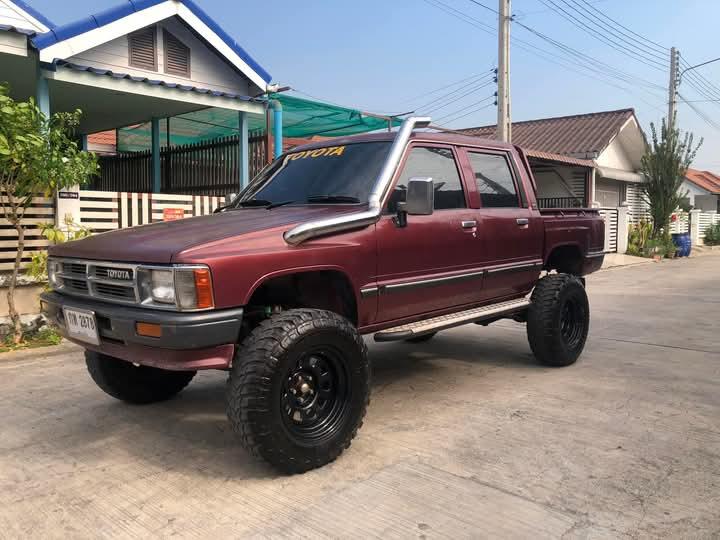 Toyota Hilux Hero สีแดง