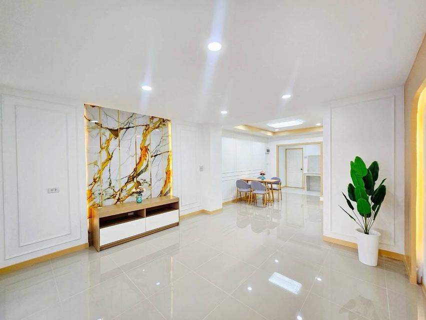 หมู่บ้านบัวทองธานี ฝั่งตรงข้ามสมบัติบุรี 7