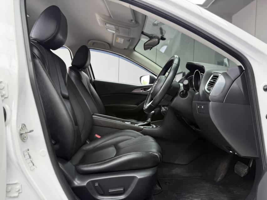 2018 MAZDA MAZDA3, 2.0 S SPORTS สีขาว 5 ประตู ยอดนิยม มือเดียวป้ายแดง รูปที่ 5